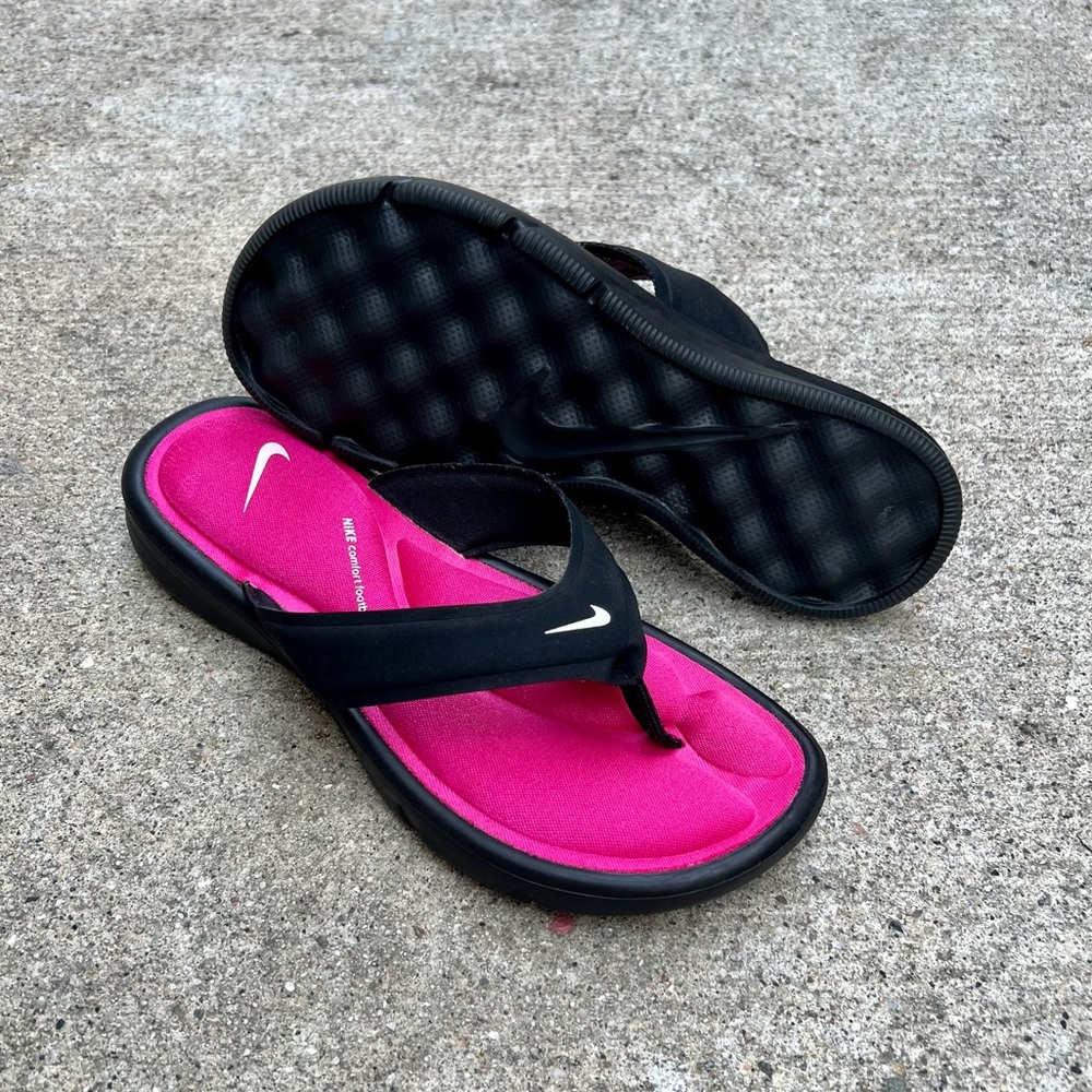 WMNS NIKE ULTRA COMFORTS THONGS PINKS BLACKS WHITES FOOTBEDS USED EUC